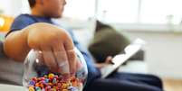 Escolhas alimentares e sedentarismo são dois dos fatores por trás do sobrepeso entre os mais jovens  Foto: Getty Images / BBC News Brasil