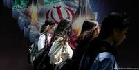 Muitas jovens iranianas têm saído às ruas sem o hijab, desafiando a repressão do regime  Foto: DW / Deutsche Welle