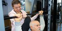 Pode praticar musculação na terceira idade? Entenda as recomendações  Foto: Shutterstock / Saúde em Dia