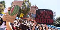 Na Universidade da Califórnia em Los Angeles (UCLA), o domingo de protestos foi marcado por tensão  Foto: Getty Images / BBC News Brasil