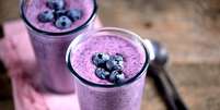 Vitamina de banana com blueberry  Foto: Chudo2307 | Shutterstock / Portal EdiCase