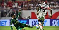 Endrick dá carrinho e comete falta em Arboleda, no clássico contra o São Paulo  Foto:  Cesar Greco/Palmeiras