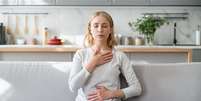 A crise de ansiedade pode vir acompanhada de diversos sintomas físicos  Foto: brizmaker | Shutterstock / Portal EdiCase