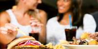 Pode beber durante as refeições? Nutricionista explica polêmica  Foto: Shutterstock / Saúde em Dia