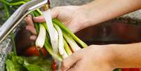 Saber como lavar vegetais bem é muito importante  Foto: Shutterstock / Alto Astral