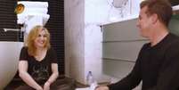 Na cama com Madonna? Não. Luciano Huck gravou a entrevista com os dois sentados no chão de um banheiro de hotel  Foto: Reprodução