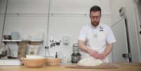 O sonho de Chris Holister é fabricar um pão de forma branco mais nutritivo  Foto: BBC/Kevin Church / BBC News Brasil
