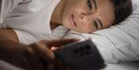 Conheça os riscos do uso de celular antes de dormir  Foto: Freepik/Divulgação / Boa Forma