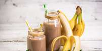 Vitamina de banana com cacau  Foto: pilipphoto | Shutterstock / Portal EdiCase