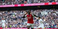 Bukayo Saka (Arsenal) celebra seu gol contra o Tottenham no dia 28.04.2024 Foto: Action Plus Sports Images / Alamy Stock Photo