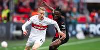 Chris Fuhrich (Stuttgart) em ação contra o Bayer Leverkusen no dia 27.04.2024 Foto: Associated Press / Alamy Stock Photo