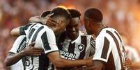 Jogadores do Botafogo comemorando o gol de Eduardo contra o Vit&oacute;ria.   Foto: Vitor Silva/Botafogo / Esporte News Mundo
