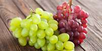 Entenda os diferentes benefícios das uvas verde e roxa  Foto: Shutterstock / Alto Astral
