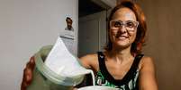 Consumidores como Andreia Motta, dona de casa, voltaram a consumir o leite em saquinho, em busca de preço, qualidade e menor descarte de plástico.  Foto: Marcelo Chello/Estadão / Estadão
