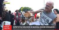 Repórter é atacada por cadela caracterizada de Madonna  Foto: Reprodução | GloboNews