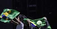 Madonna e Pabllo Vittar foram clicadas erguendo uma bandeira do Brasil  Foto: ADÃO/AGNEWS