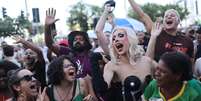 Fãs de Madonna em Copacabana: a alegria é remédio a um país entristecido por brigas políticas, pandemia e violência  Foto: Wagner Meier/Getty Images