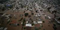 Vista aérea de Canoas neste sábado, 4, no Rio Grande do Sul  Foto: Reprodução/REUTERS/Renan Mattos