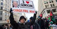Manifestante em protesto nos EUA contra guerra em Gaza; apoio americano a Israel pode ter custos eleitorais a Joe Biden  Foto: Getty Images / BBC News Brasil