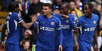  Foto: &nbsp; Henry Nicholls /AFP via Getty Images - Legenda: Thiago Silva aperta a m&atilde;o de Madueke, autor do segundo gol do Chelsea sobre o West Ham / Jogada10