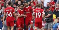 Foto: Darren Staples/AFP via Getty Images - Legenda: Gakpo (centro) recebe os cumprimentos de Salah e de seus companheiros após fazer o terceiro gol do Liverpool sobre o Tottenham / Jogada10