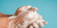 Lavar as mãos ajuda a prevenir doenças  Foto: KieferPix | Shutterstock / Portal EdiCase