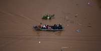 Moradores são resgatados por voluntários em Canoas, no Rio Grande do Sul   Foto: Renan Mattos/Reuters