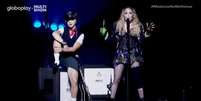 Madonna segura garrafa durante show  Foto: Globo