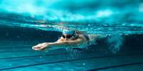 A natação oferece benefícios para a saúde física e mental  Foto: BalanceFormCreative | Shutterstock / Portal EdiCase