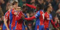 Adrian Dennis/AFP via Getty Images - Legenda: Jogadores de Crystal Palace e Manchester United em disputa de bola -  Foto: Adrian Dennis/AFP via Getty Images / Jogada10