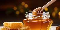 O consumo do mel pode favorecer a saúde de diversas maneiras Foto: rorozoa | Freepik / Portal EdiCase