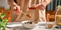 Benefícios do mel: por que e como acrescentar o produto na dieta  Foto: Shutterstock / Saúde em Dia