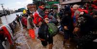 Especialistas dizem que propagação de notícias falsas prejudicam trabalhos na tragédia  Foto: Reuters / BBC News Brasil