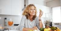 A alimentação pode ajudar a aumentar a libido na menopausa  Foto: PeopleImages.com - Yuri A | Shutterstock / Portal EdiCase