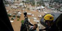 Homem foi resgatado por helicóptero em Canoas no sábado (4/5)  Foto: Renan Mattos/Reuters / BBC News Brasil