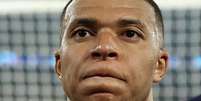 Odd Andersen/AFP via Getty Images - Legenda: Mbapp&eacute; deixa campo cabisbaixo ap&oacute;s elimina&ccedil;&atilde;o do PSG na Champions -  Foto: Odd Andersen/AFP via Getty Images / Jogada10