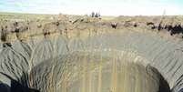 Cientistas afirmam que as crateras que vêm surgindo no norte da Sibéria, na Rússia, estão relacionadas às mudanças climáticas  Foto: Getty Images / BBC News Brasil