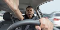 Homem passa raiva no trânsito Foto: shalunts/iStock