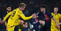  Foto: Miguel Medina/AFP via Getty Images - Legenda: Lucas Beraldo divide bola com o meio-campista do Dortmund, Julian Brandt / Jogada10