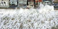 Águas mais quentes ocupam mais espaço, o que eleva o nível do mar e aumenta o risco de inundações  Foto: Getty Images / BBC News Brasil