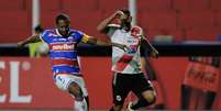  Foto: Jorge Bernal/AFP via Getty Images - Legenda: Tinga disputa bola com Daniel Mancilla, do Nacional Potosí / Jogada10