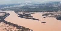 O rio Guaíba continua mais de 2 metros acima da cota de inundação, que é de 3 metros  Foto: Eduardo Leite/Mauricio Tonetto/Handout via REUTERS