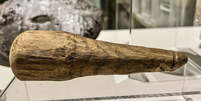 Objeto fálico de 2 mil anos atrás encontrado pelos pesquisadores  Foto: Divulgação/Universidade de Newcastle/Vindolanda Trust