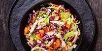 Salada colorida com frango  Foto: from my point of view | Shutterstock / Portal EdiCase