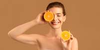 A vitamina C ajuda a combater manchas na pele  Foto: Prostock-studio | Shutterstock / Portal EdiCase