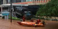 Equipes de resgate atuam do lado de fora de hospital inundado em Porto Alegre  Foto: REUTERS/Diego Vara