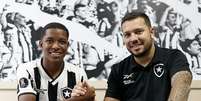 Yarlen ao lado de Alessandro Brito. (Foto/Vítor Silva/Botafogo) Foto: Esporte News Mundo