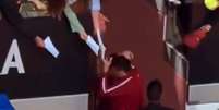 Djokovic foi atingido por garrafa após estreia em Roma Foto: Reprodução/Redes Sociais