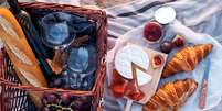 Uma cesta que seria perfeita para presentear uma mãe, com pães, queijo e vinho.   Foto: bobakphoto / Getty Images