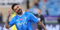 Mitrovic comemora um de seus gols no jogo entre Al-Hilal e Al-Hazm   Foto: FAYEZ NURELDINE | AFP via Getty Images / Esporte News Mundo